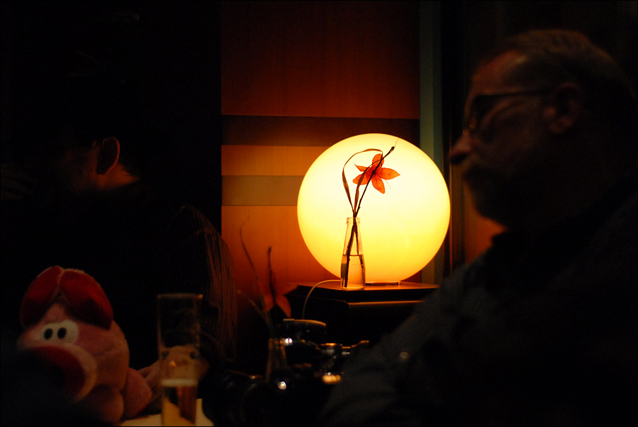 stilleben mit schlafendem mann und dner